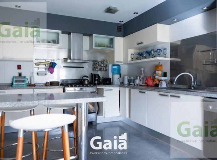 Casa · 426m² · 4 Dormitorios · 2 Cocheras