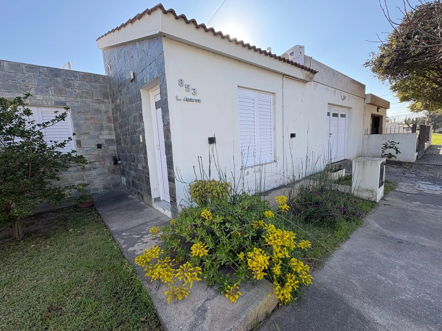 LUQUE. CASA EN VENTA. 2 DORMITORIOS. PATIO. GGE. GALERIA. QUINCHO