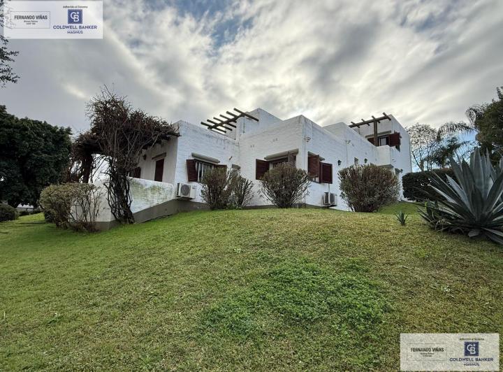 Casa · 275m² · 8 Ambientes · 2 Cocheras