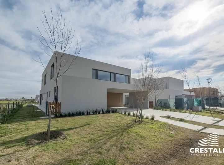 Casa · 296m² · 8 Ambientes · 2 Cocheras
