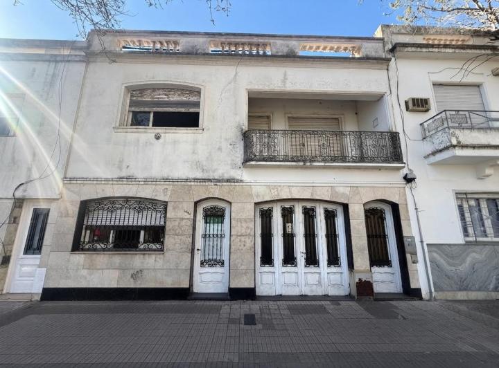 Casa · 226m² · 8 Ambientes · 1 Cochera