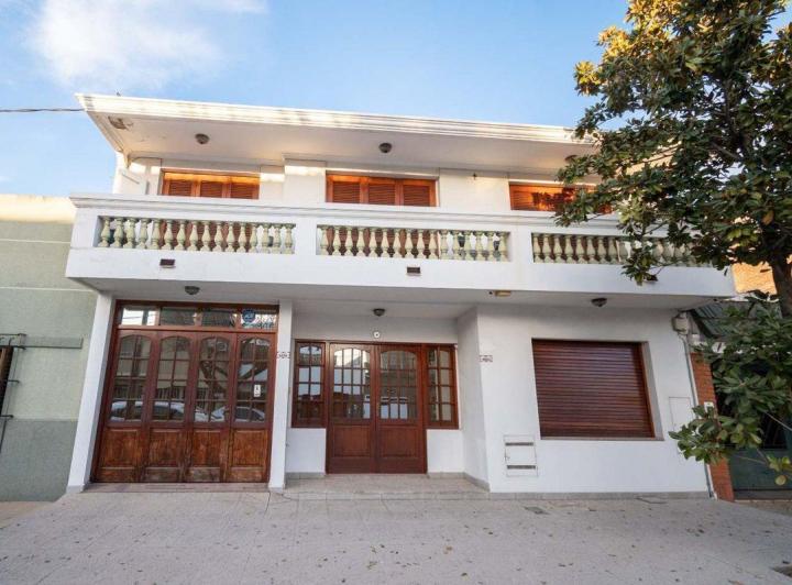 Casa · 305m² · 10 Ambientes · 3 Cocheras