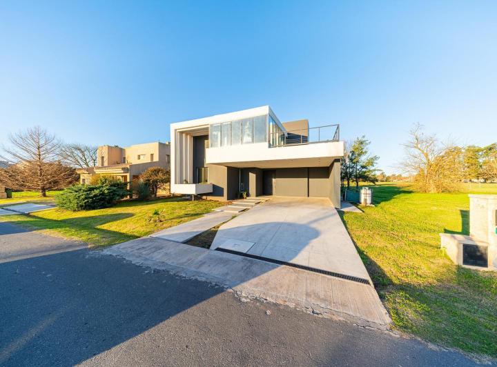 Casa · 289m² · 6 Ambientes · 2 Cocheras