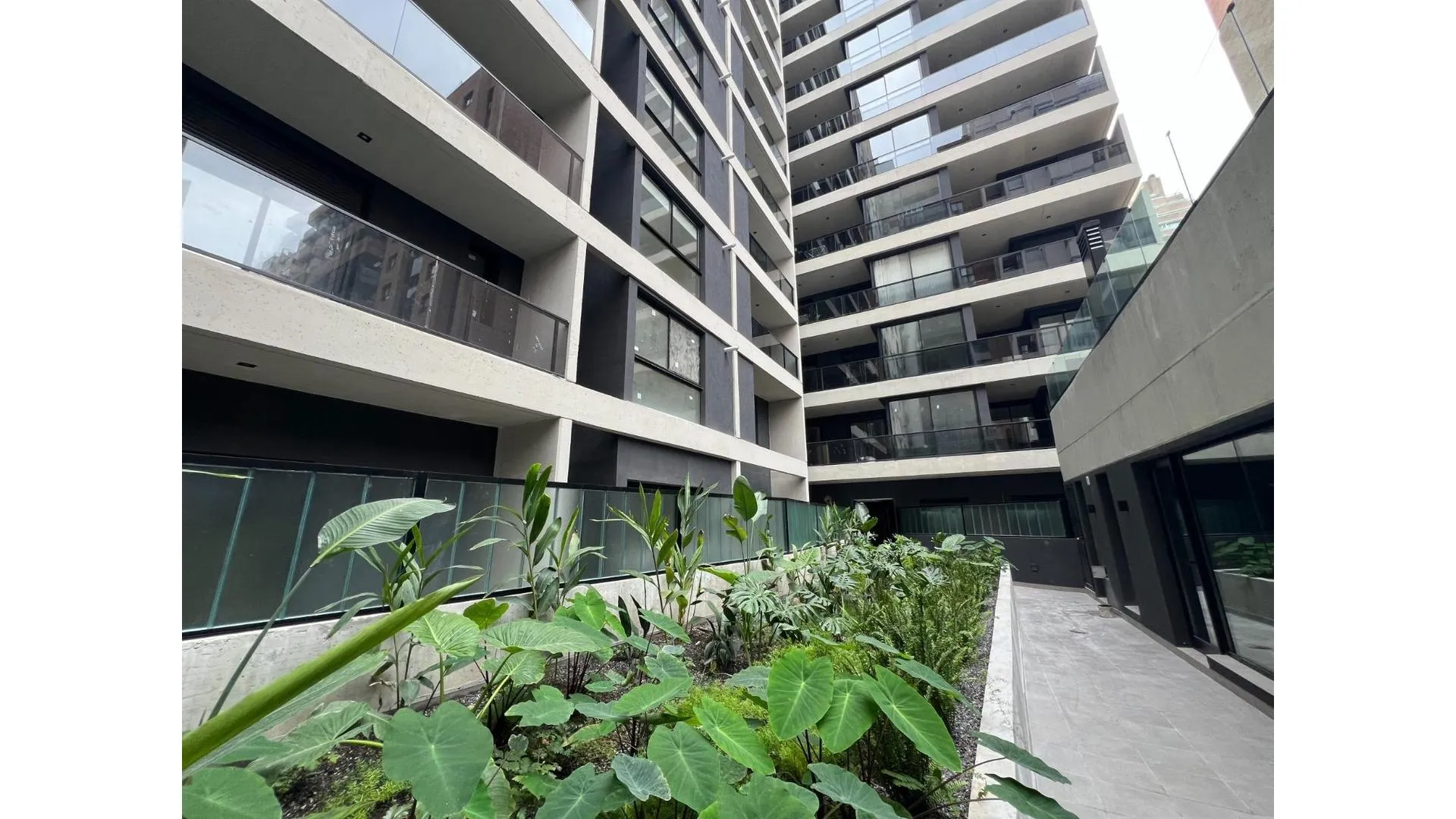 Recibe Menos VENTA 2d con COCHERA  Nueva Córdoba