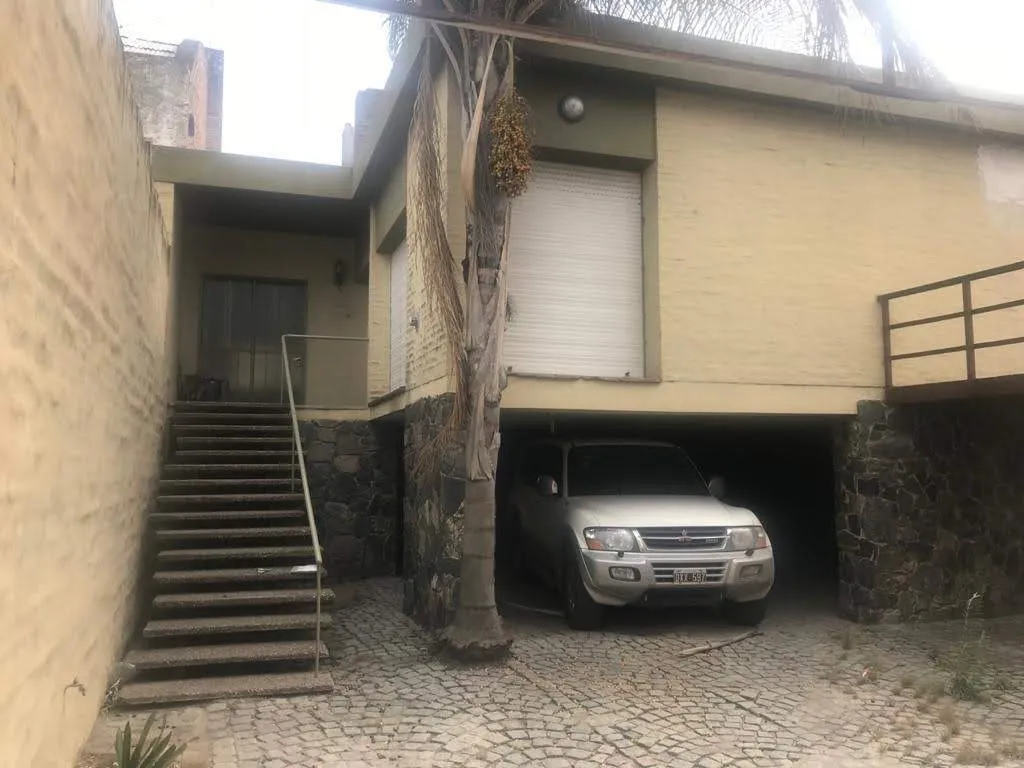 Alberdi zona tribunales bolivar 400 t 240 cubierto oportunidad