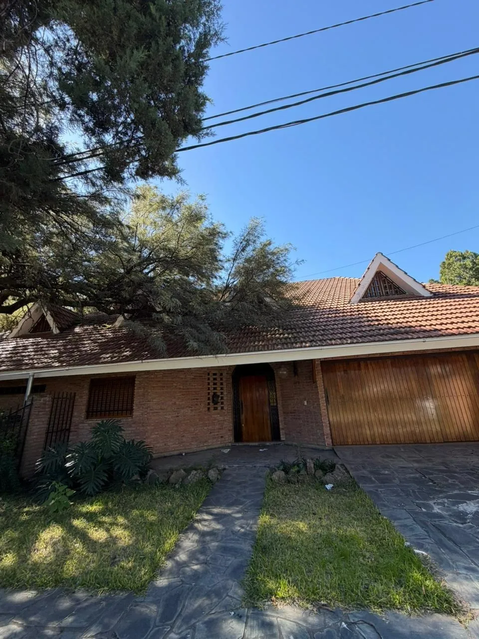 SE ALQUILA GRAN CASA 6 DORM EN BARRIO JARDIN ESPOINOSA