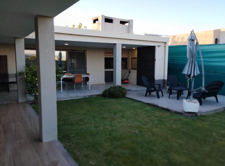 Casa · 210m² · 6 Ambientes · 2 Cocheras