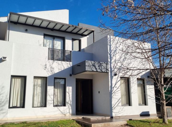 Casa · 230m² · 3 Dormitorios · 2 Cocheras