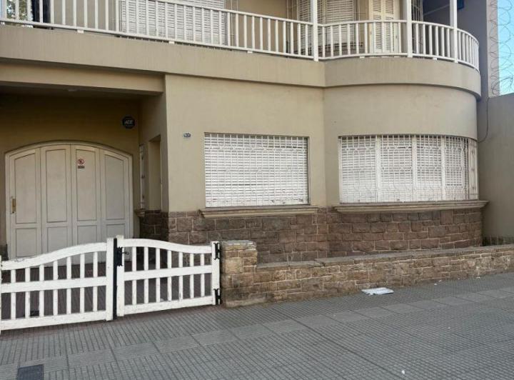 Casa · 260m² · 10 Ambientes · 1 Cochera