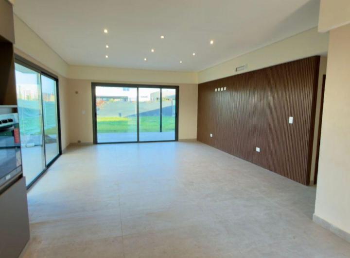 Casa · 200m² · 5 Ambientes · 2 Cocheras