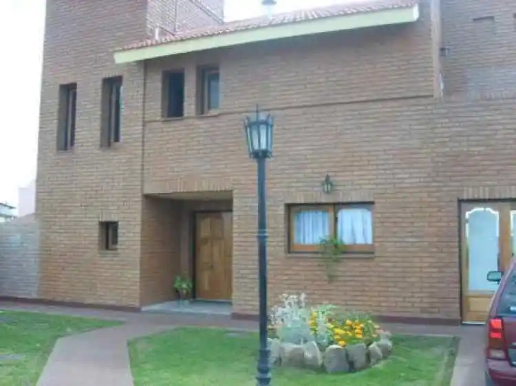 MUY BUENA CASA EN CARLOS PAZ, CON EXCELENTE VISTA AL LAGO