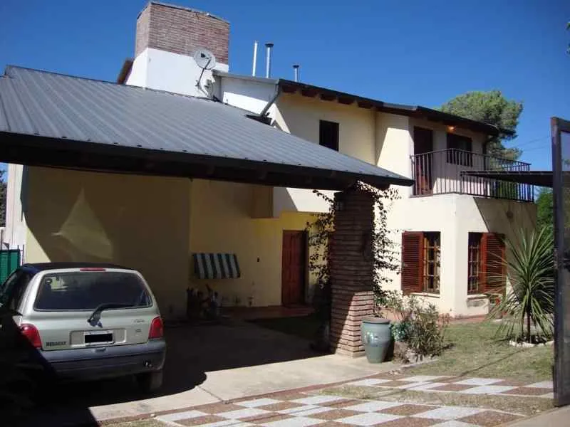 LINDA CASA CON PILETA, EN CARLOS PAZ, A 1 CUADRA DEL RÍO. BARRIO LAS ENSENADAS