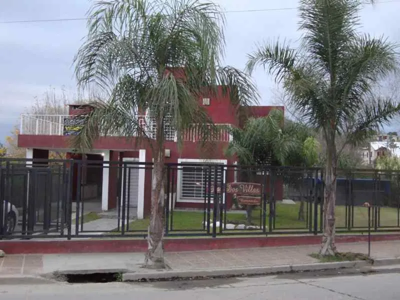 MUY LINDA CASA EN VENTA EN CARLOS PAZ, CON PILETA Y AMPLIO PARQUE.