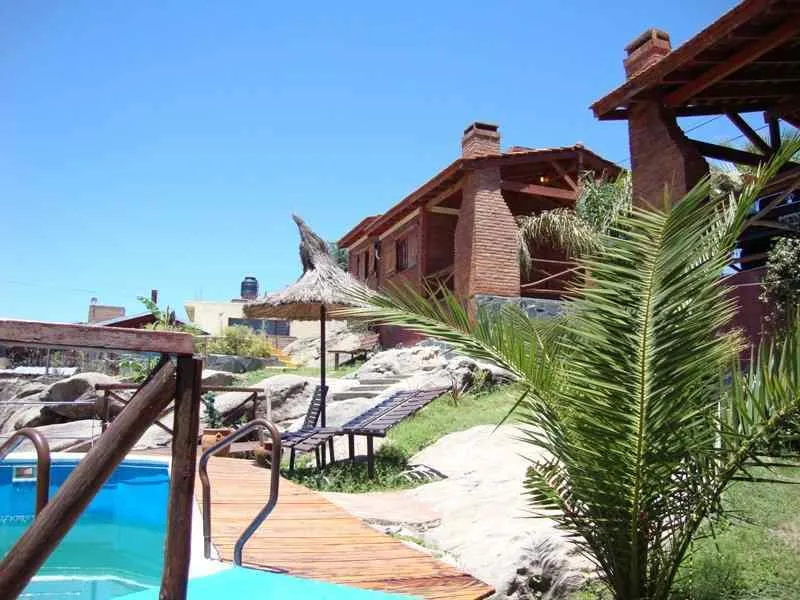 COMPLEJO DE CABAÑAS EN VENTA, EN VILLA CARLOS PAZ, CON PILETA Y CERCA DEL RIO