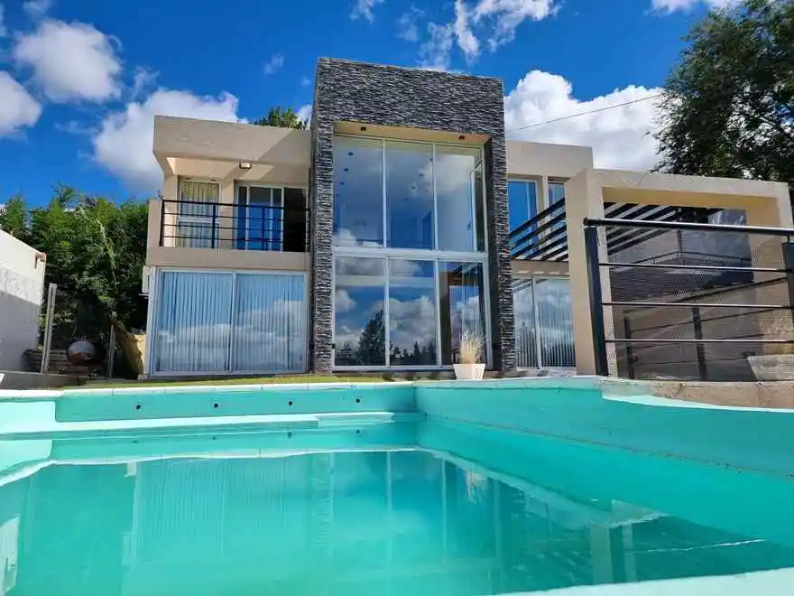 EXCELENTE CASA EN VENTA EN VILLA CARLOS PAZ, 2 DORMITORIOS, PILETA, CON VISTA