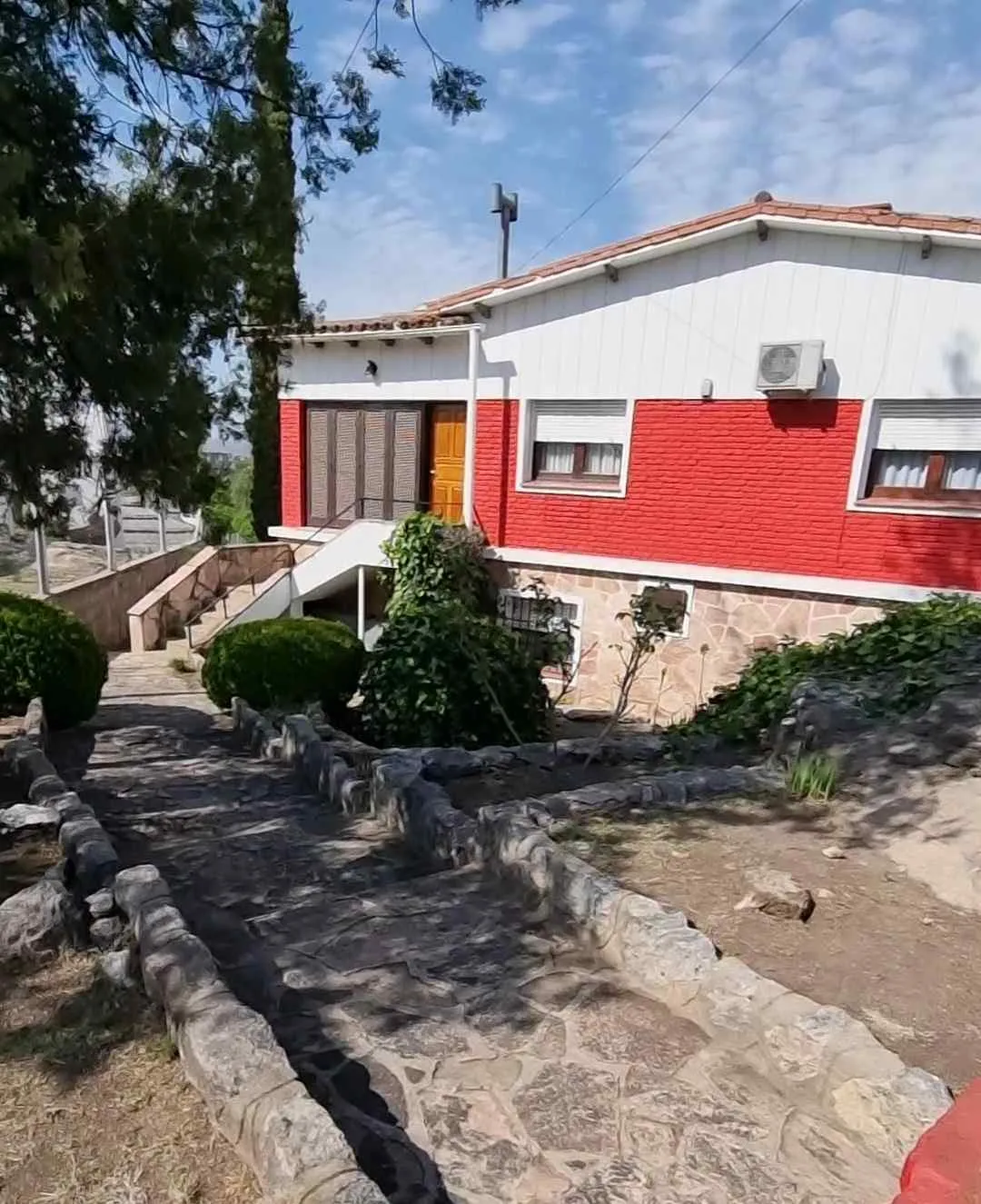 LINDA CASA EN CARLOS PAZ EN VENTA, CON 2.100 MT2 DE TERRENO A 12 CUADRAS DEL CEN