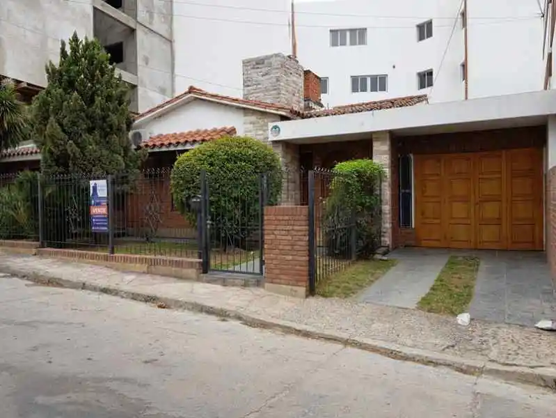 MUY LINDA CASA EN VENTA EN VILLA CARLOS PAZ, CON PILETA CON JAKUZZI, CÉNTRICA