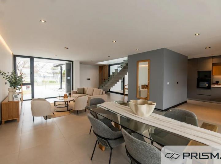 Casa · 192m² · 6 Ambientes · 2 Cocheras