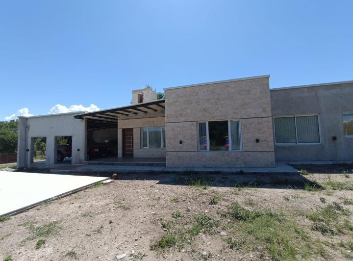 Casa · 1215m² · 2 Dormitorios · 1 Cochera