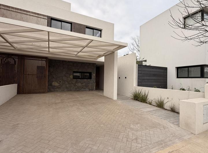 Casa · 175m² · 5 Ambientes · 2 Cocheras