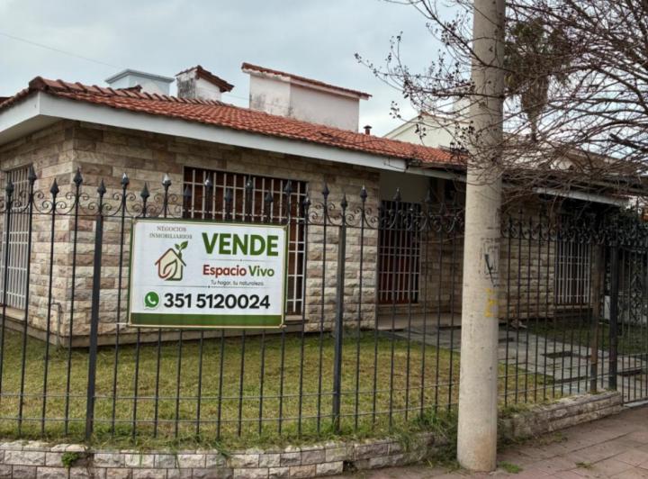 Casa · 145m² · 8 Ambientes · 2 Cocheras
