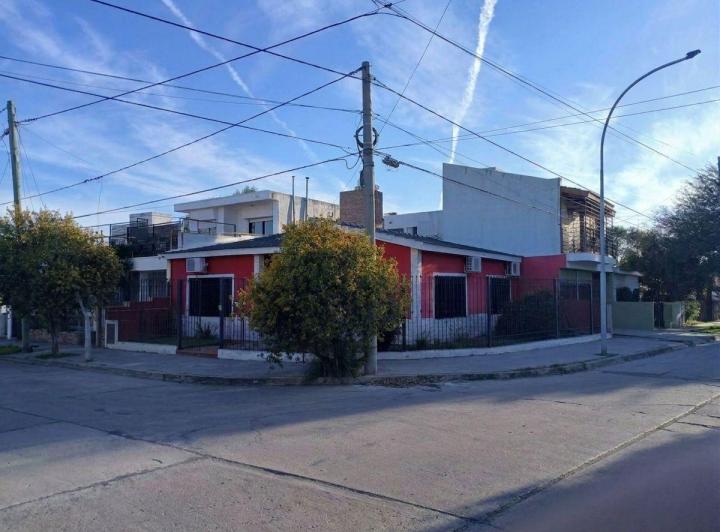 Casa · 330m² · 11 Ambientes · 2 Cocheras