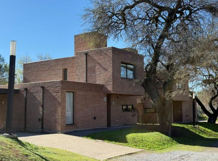 Casa · 137m² · 3 Ambientes · 2 Cocheras