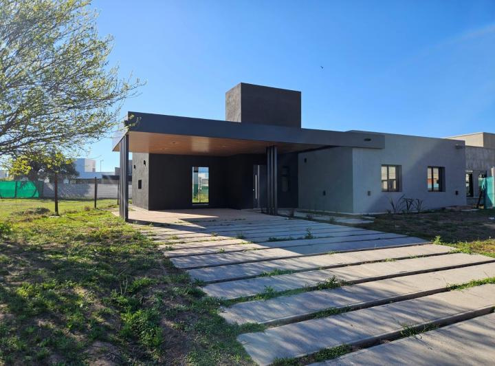 Casa · 136m² · 4 Ambientes · 2 Cocheras