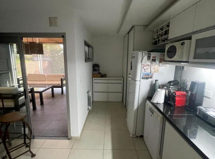 Casa · 215m² · 8 Ambientes · 2 Cocheras