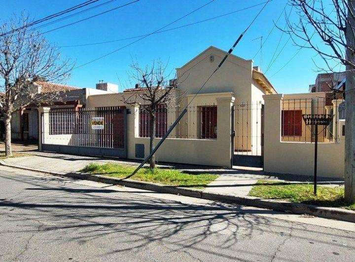 Casa · 97m² · 6 Ambientes · 2 Cocheras