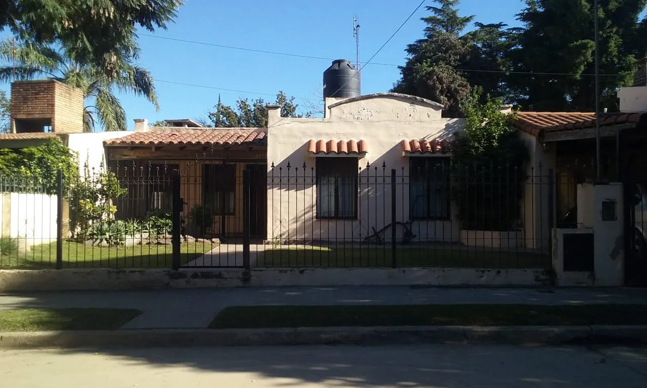 ARGUELLO - VENDO CASA 2 DORM C PILETA- APTO CREDITO