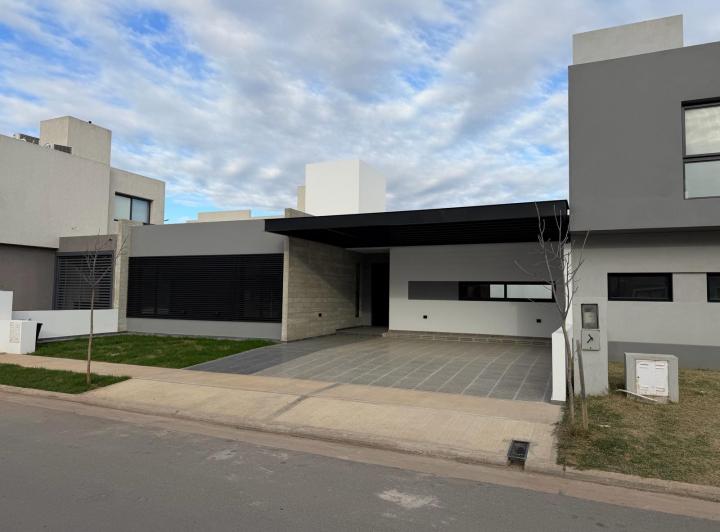 Casa · 180m² · 6 Ambientes · 2 Cocheras