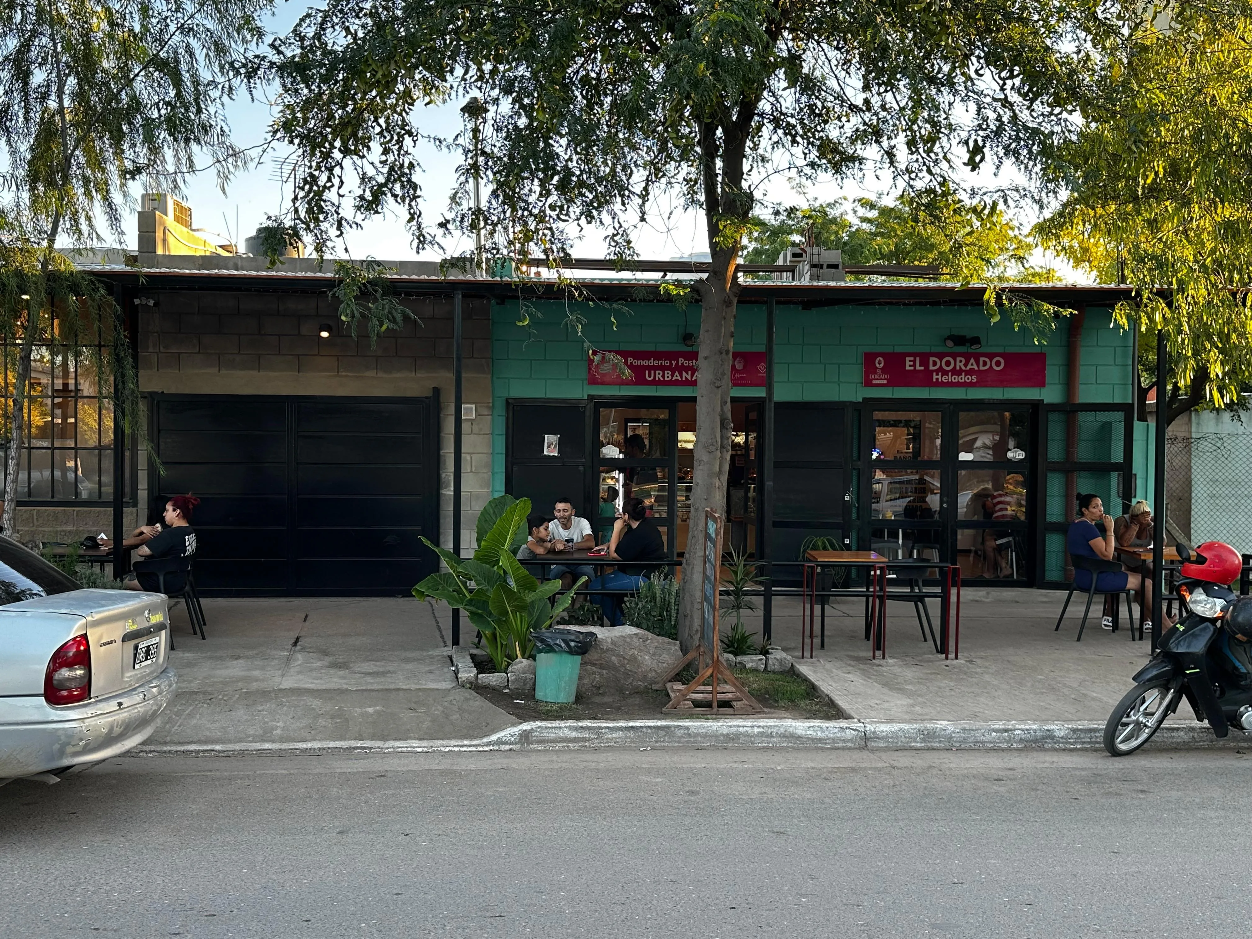 ARGUELLO - CASA  2 LOCALES GASTRONOMICOS