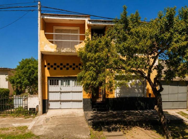 Casa · 310m² · 7 Ambientes · 3 Cocheras