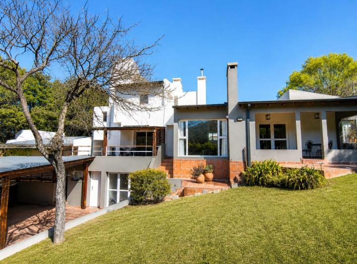 Casa · 330m² · 10 Ambientes · 4 Cocheras