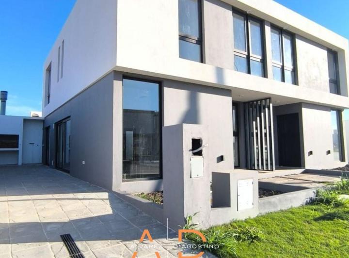 Casa · 132m² · 4 Ambientes · 2 Cocheras