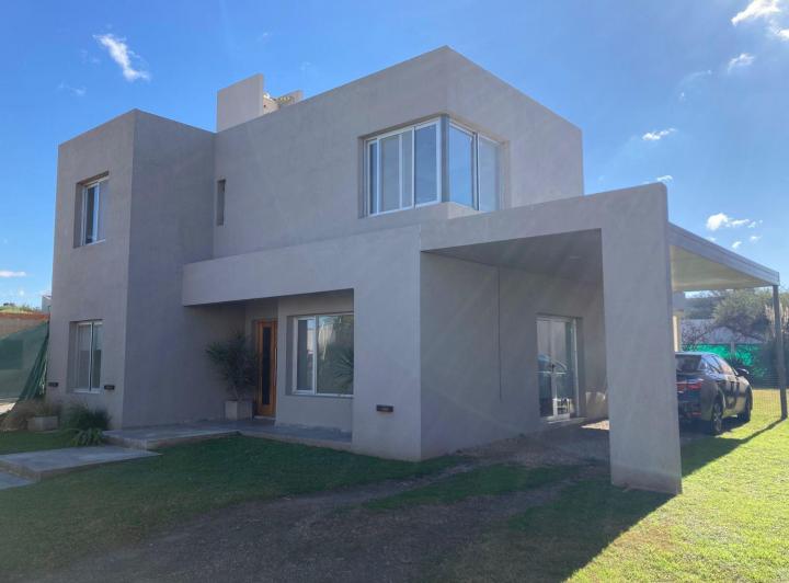 Casa · 217m² · 6 Ambientes · 2 Cocheras