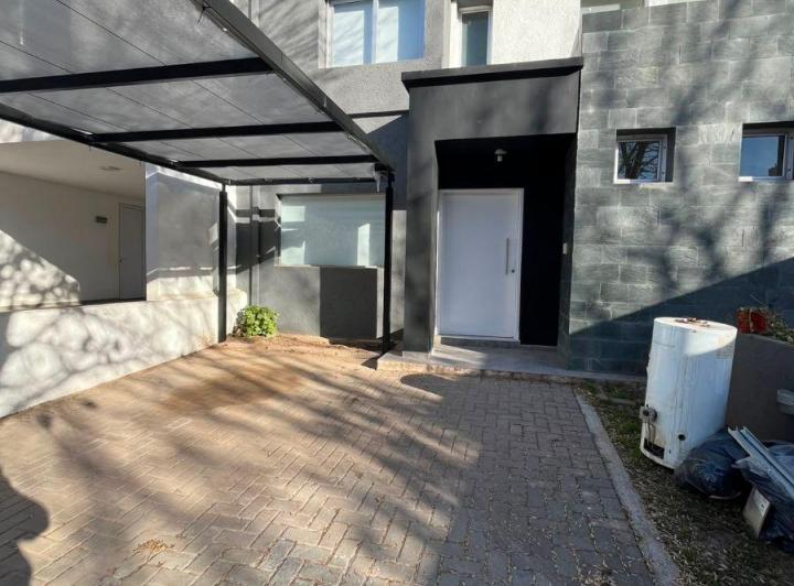 Casa · 95m² · 5 Ambientes · 1 Cochera