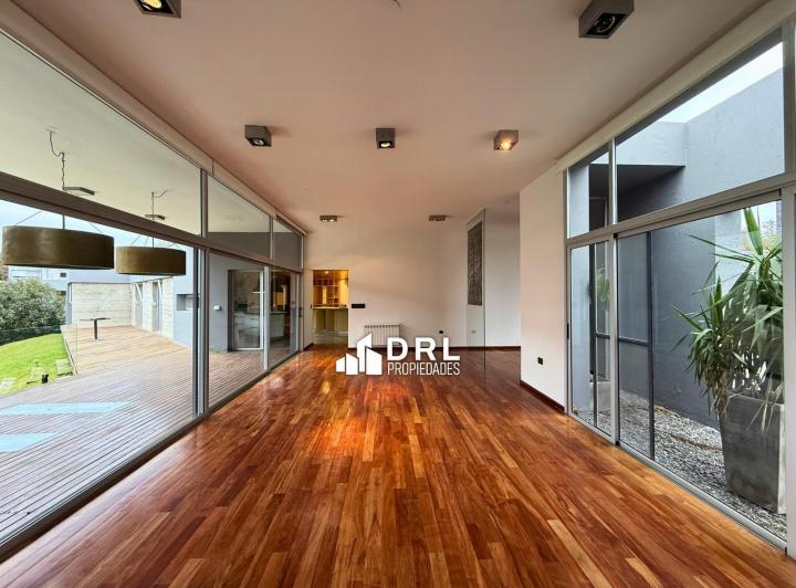 Casa · 300m² · 7 Ambientes · 2 Cocheras