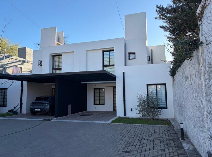 Casa · 149m² · 8 Ambientes · 1 Cochera
