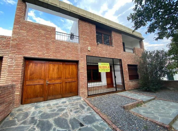 Casa · 180m² · 7 Ambientes · 2 Cocheras