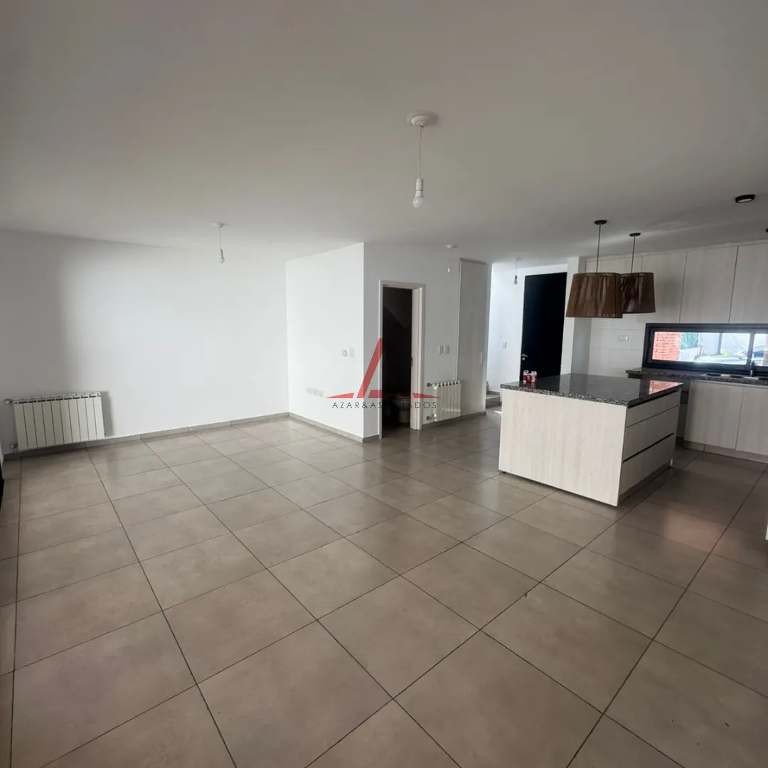 Prados de Manantiales. Duplex de 3 dorm., patio y cochera en ALQUILER!!