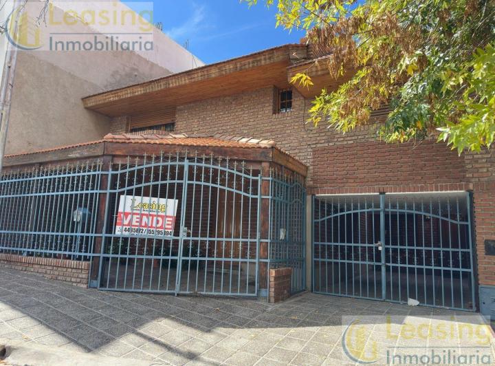 Casa · 224m² · 9 Ambientes · 2 Cocheras