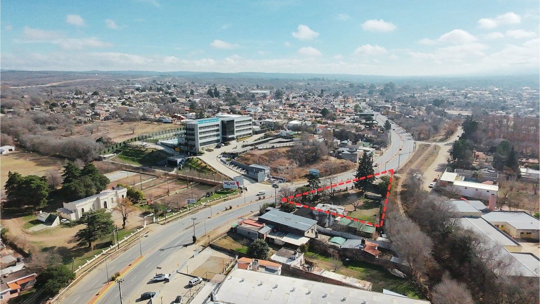 VENTA CASA Y GRAN LOTE COSQUIN EN AVENIDA C/ LOCAL