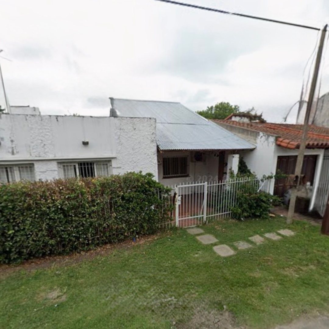 CASA EN VENTA EN ESQUINA GONNET AMPLIO PARQUE