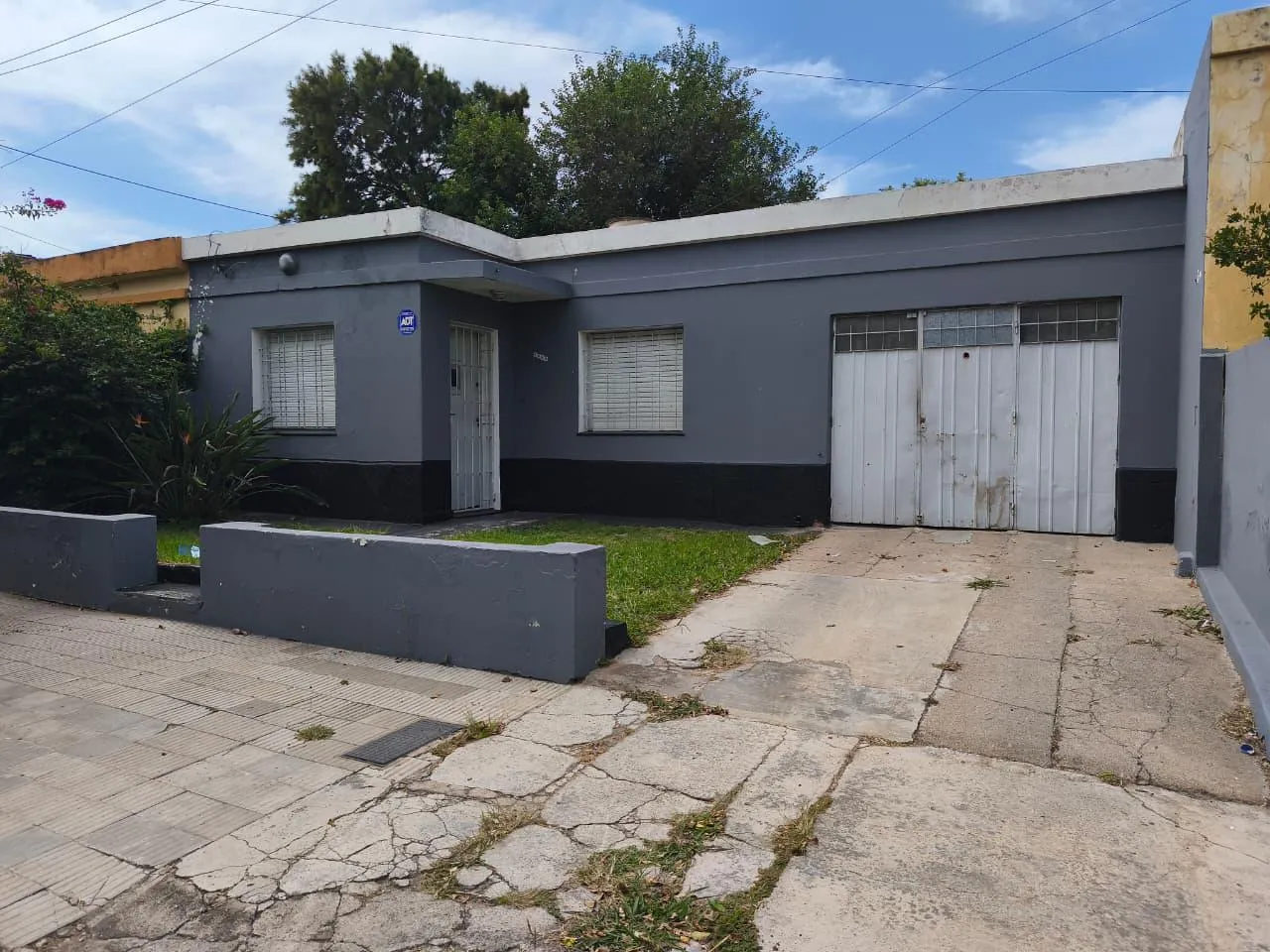 EXCELENTE CASA + DEPTO RECICLADO A NUEVO