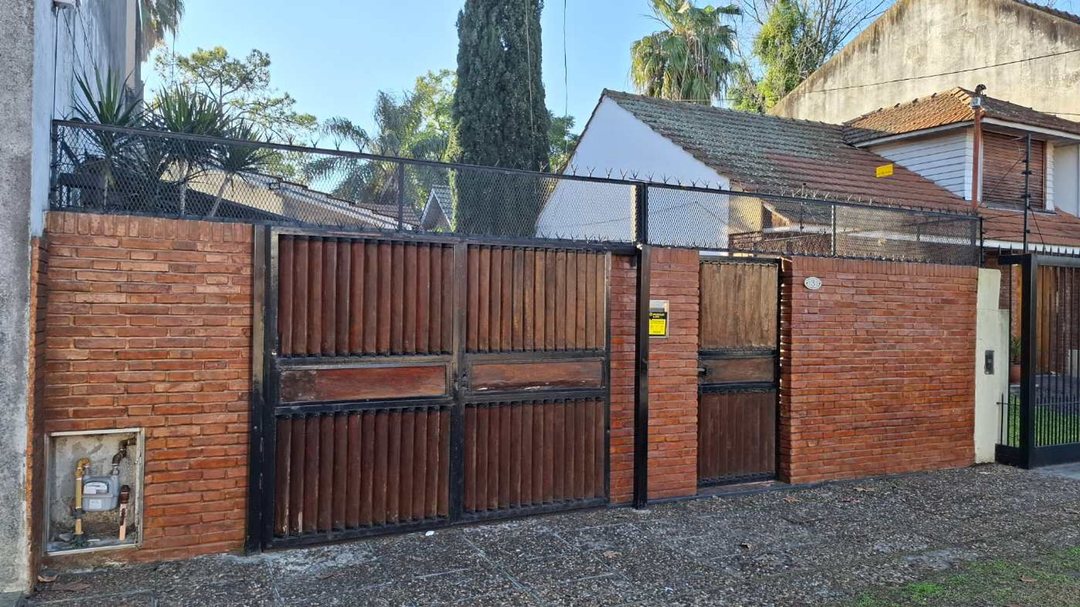 CASA 4 AMBIENTES VENTA TEMPERLEY JARDIN CON PILETA