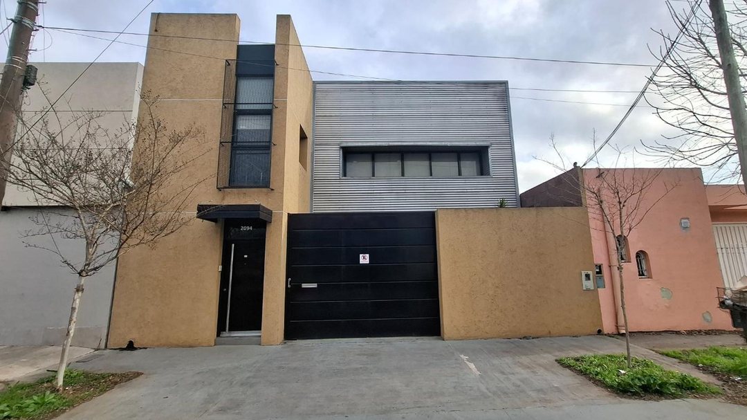 GALPÓN INDUSTRIAL CON OFICINAS ROTONDA LOS PINOS