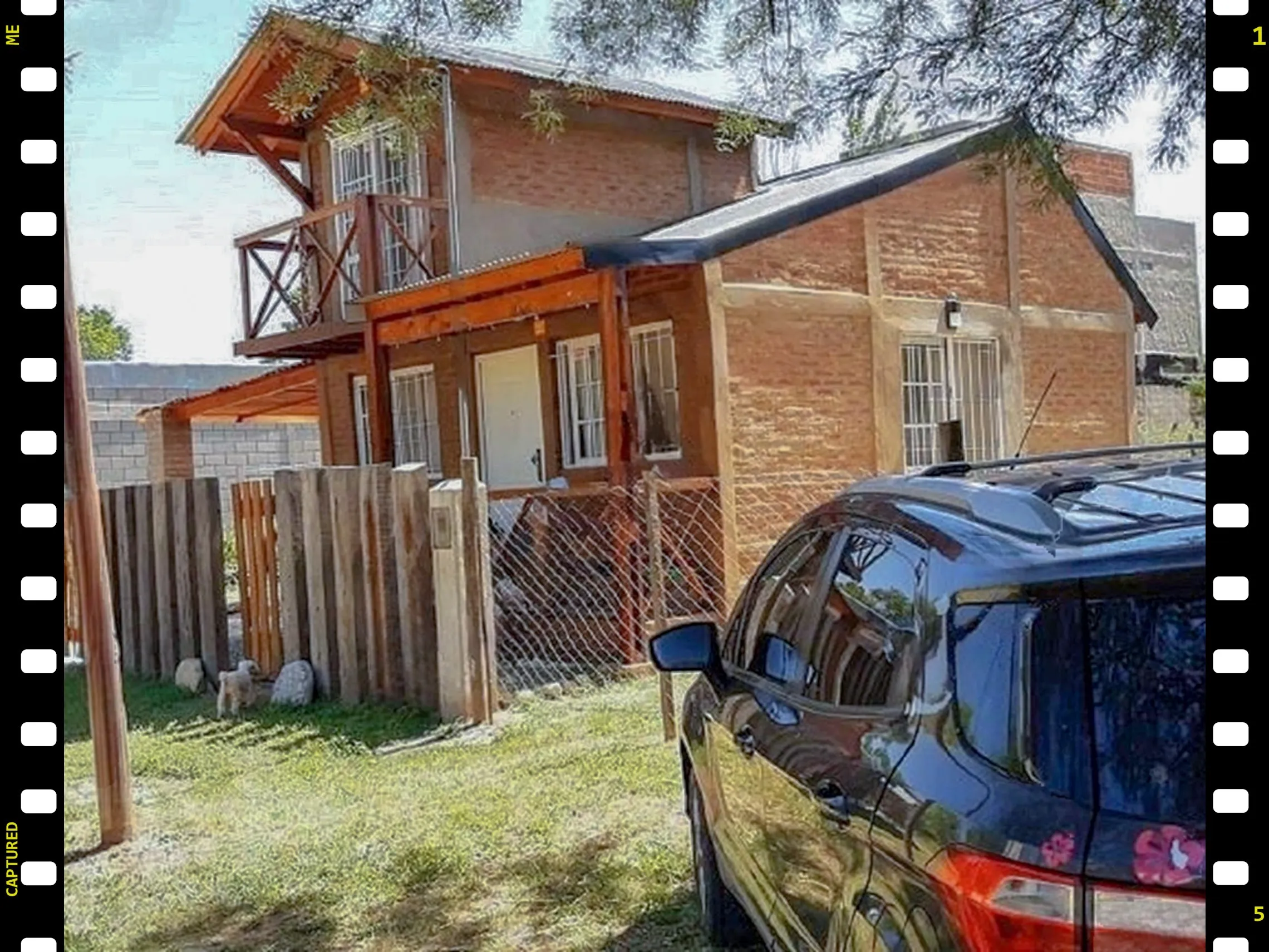 Frente al Rio, Espectacular Casa Estilo Cabaña Totalmente Amueblada En Venta.-