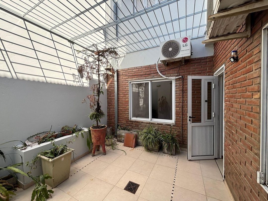 SE VENDE CASA 3 DORM - CON COCHERA